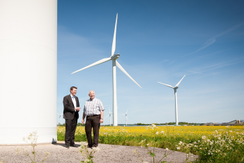 R+V adviser Jan Kehnappel (left) is a competent contact for Mr. Petersen, an onshore wind farm operator